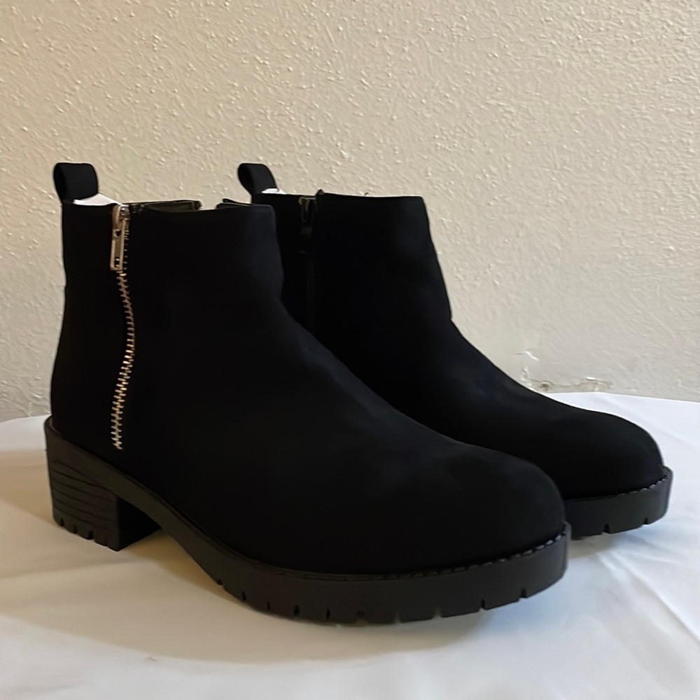 READYSALTED Women’s Black Flat Chelsea Booties Ankle Dress Boots in Zipp Size 8